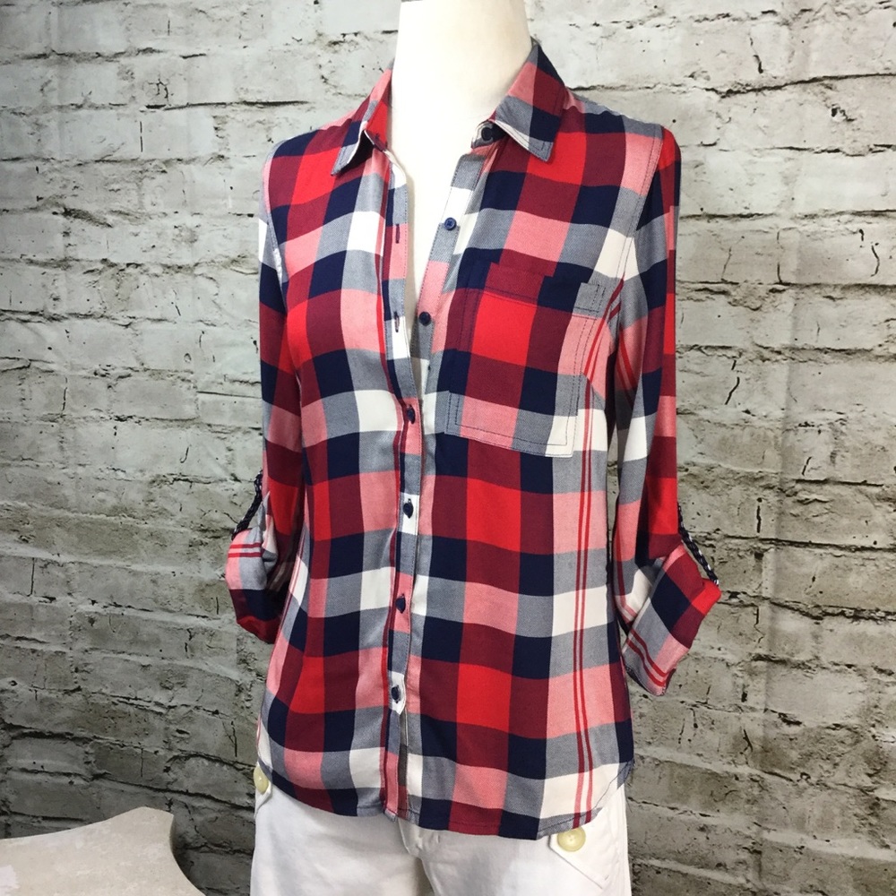 BUTTONS * button down top - Picture 2 of 8